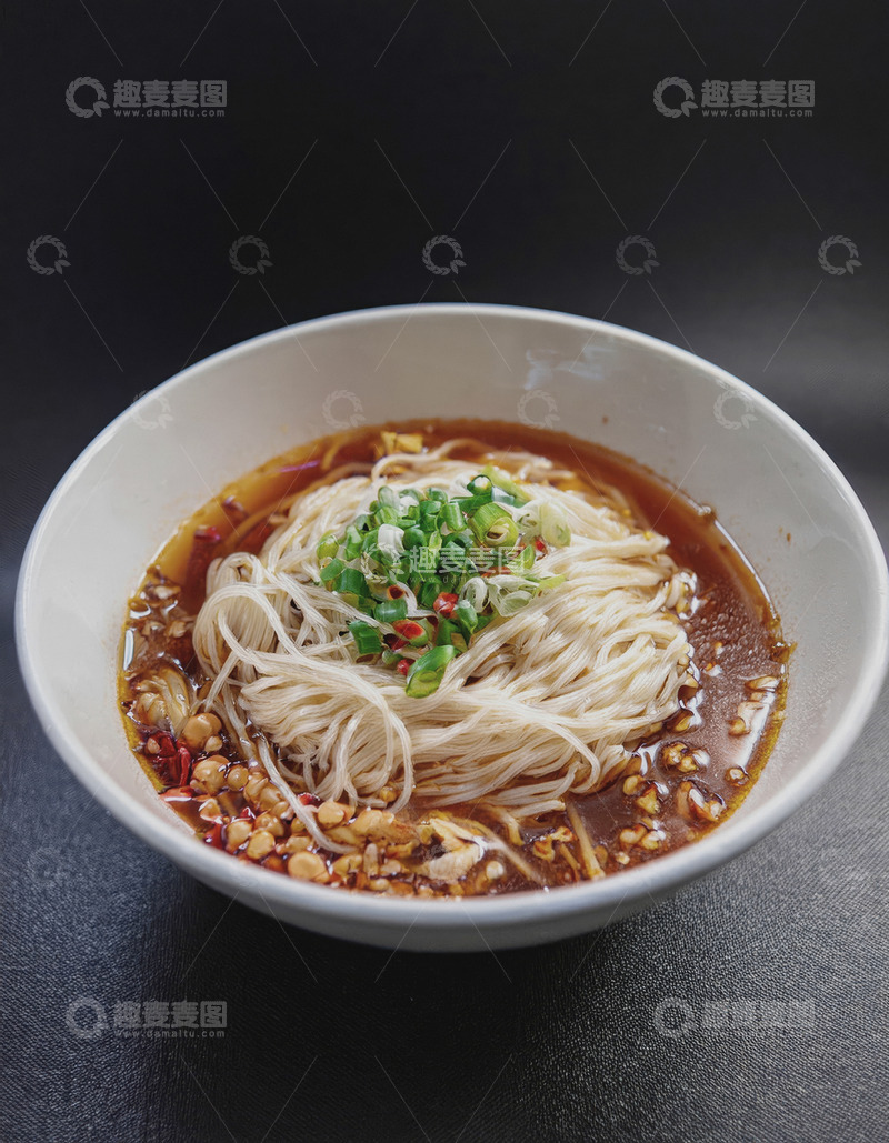 重庆小面盛宴：佐料丰富诱人