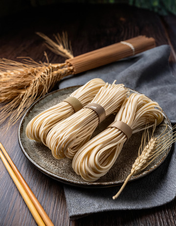 筷子旁的面条静物