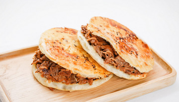 肉馅饱满的肉夹馍