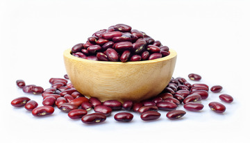 木碗里的红豆洒落在地上