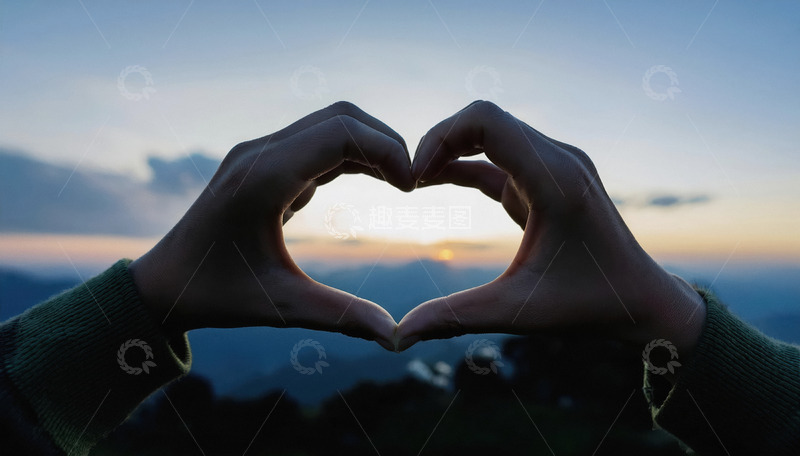 高清大图下载【趣麦麦图】一双手在夕阳美景下比心的温馨画面
