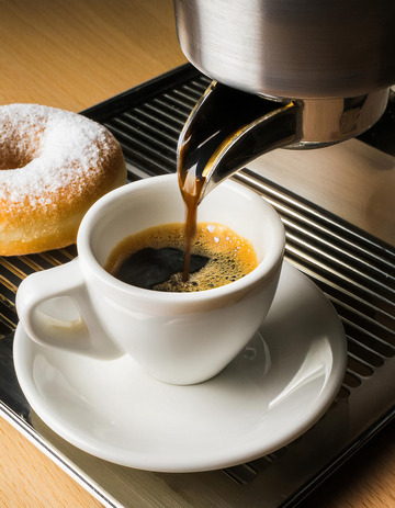 一杯正在被倒入咖啡的白色咖啡杯1