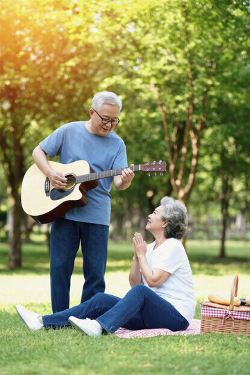 老年夫妻在户外公园的欢乐时光1