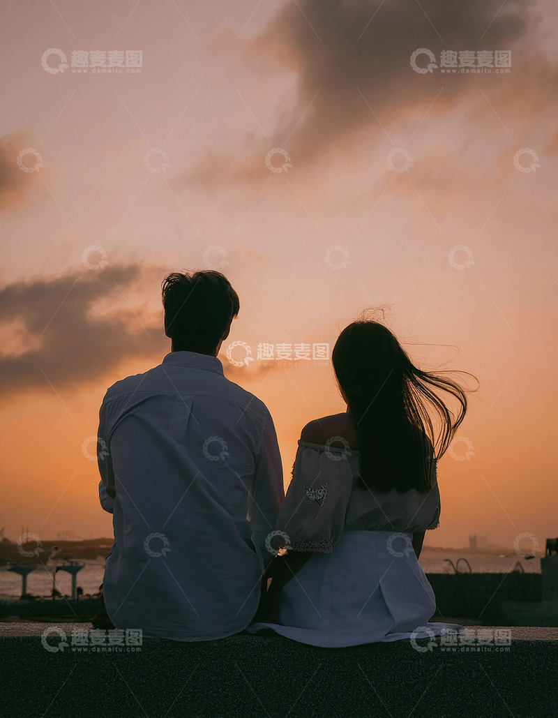 高清大图下载【趣麦麦图】一对情侣背影在夕阳下的温馨场景