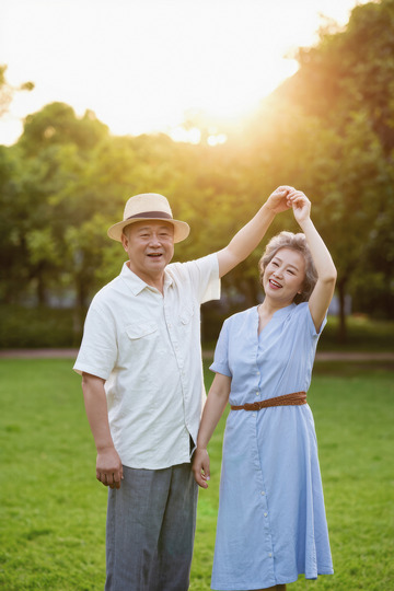 老年夫妻在户外公园的欢乐时光2