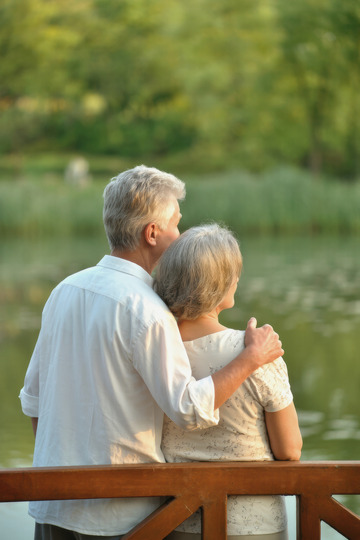 一对老年夫妻在湖边的温馨场景1
