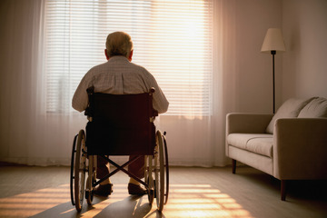 阳光透过窗户洒进来形成一道道光影画面给人一种孤独安静的感觉仿佛老爷爷在独自享受这片刻的宁静又似乎透着些许落寞