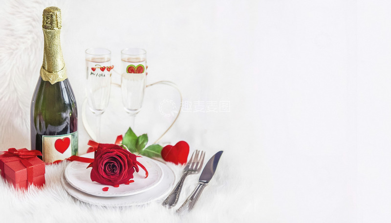 一个充满情人节氛围的场景