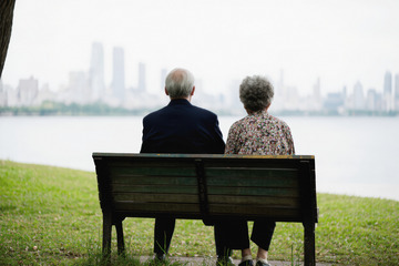 一对老年夫妻坐在公园长椅上的场景2