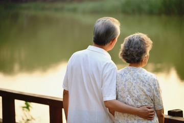 一对老年夫妻在湖边的温馨场景3