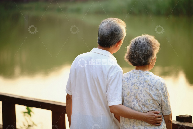 高清大图下载【趣麦麦图】一对老年夫妻在湖边的温馨场景3