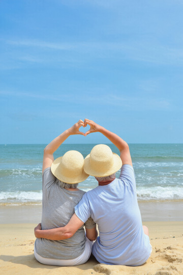 一对老年夫妻在海边的温馨场景1