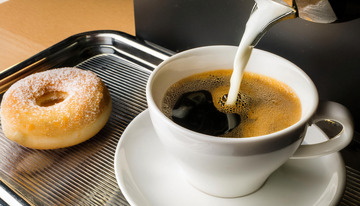 一杯正在被倒入咖啡的白色咖啡杯2