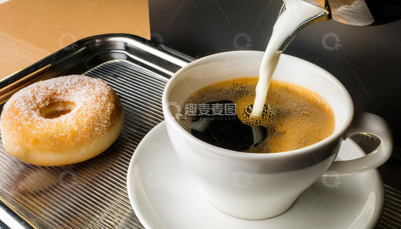高清大图下载【趣麦麦图】一杯正在被倒入咖啡的白色咖啡杯2