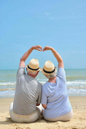 一对老年夫妻在海边的温馨场景