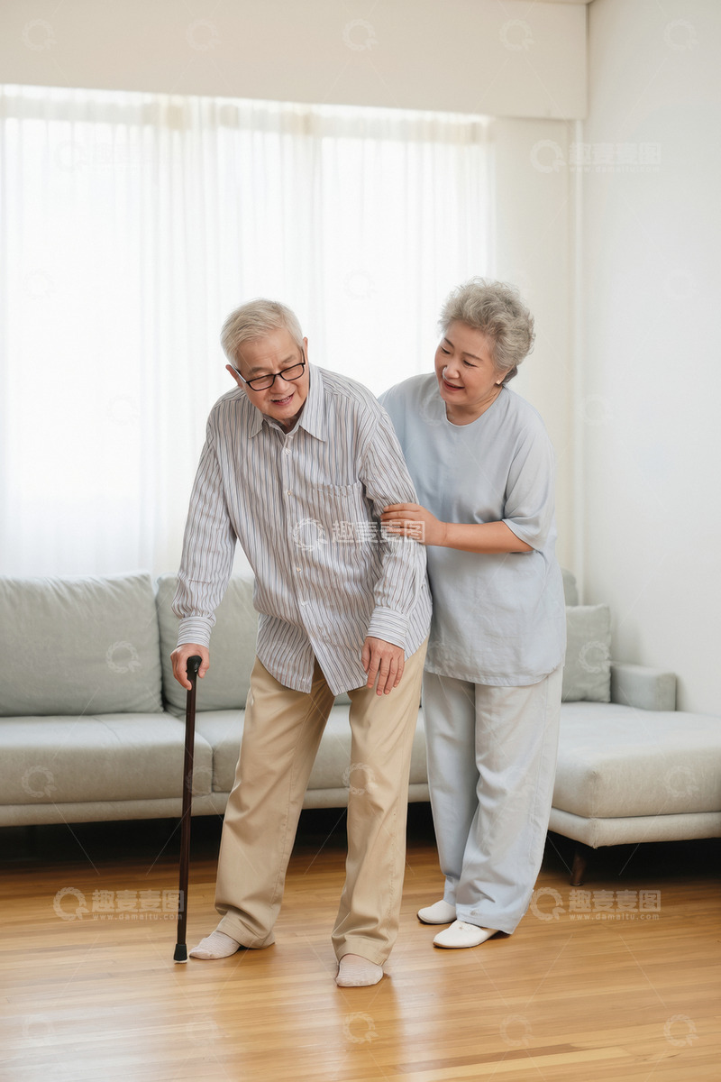高清大图下载【趣麦麦图】一对老年夫妻老爷爷戴着眼镜穿着浅色条纹衬衫和卡其色裤子手持拐杖老奶奶穿着浅蓝色上衣和同色系裤子正搀扶着老爷爷