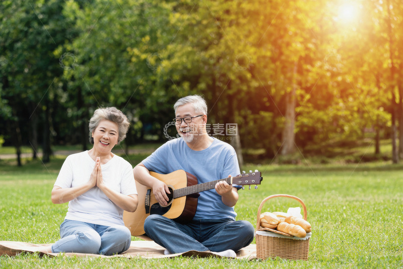 高清大图下载【趣麦麦图】老年夫妻在户外公园的欢乐时光
