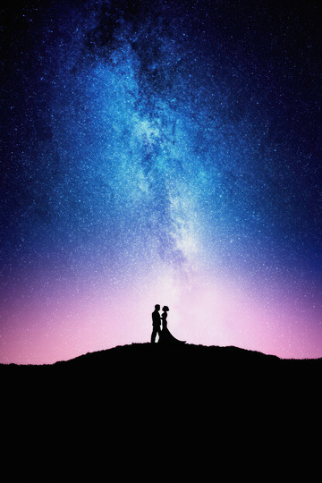 一幅浪漫的星空下情侣剪影