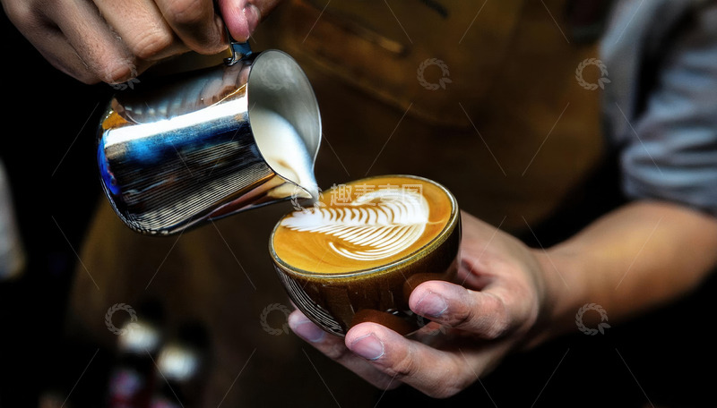 高清大图下载【趣麦麦图】一位咖啡师正在制作拉花咖啡的场景