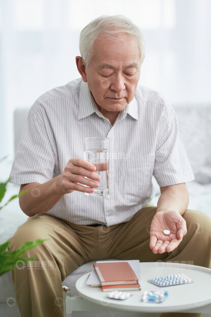 高清大图下载【趣麦麦图】-一位头发花白的老爷爷他穿着浅色的衬衫坐在室内的椅子上手里拿着药片和水杯似乎正准备服药