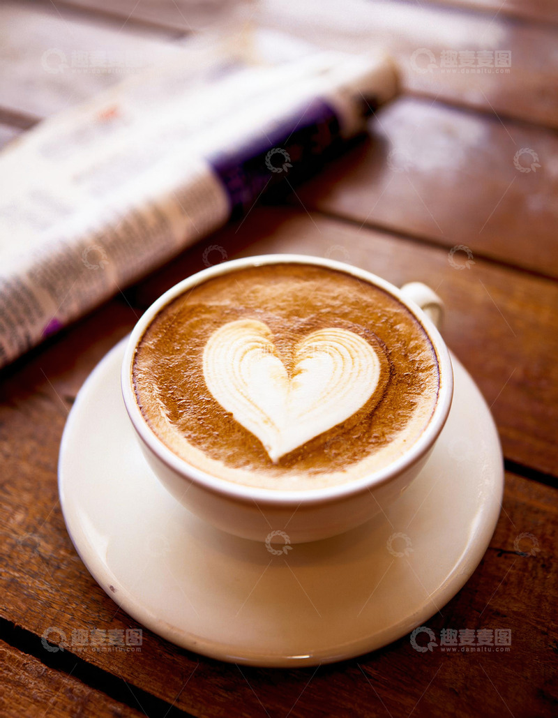 高清大图下载【趣麦麦图】咖啡心形拉花和报纸