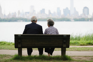 一对老年夫妻坐在公园长椅上的场景