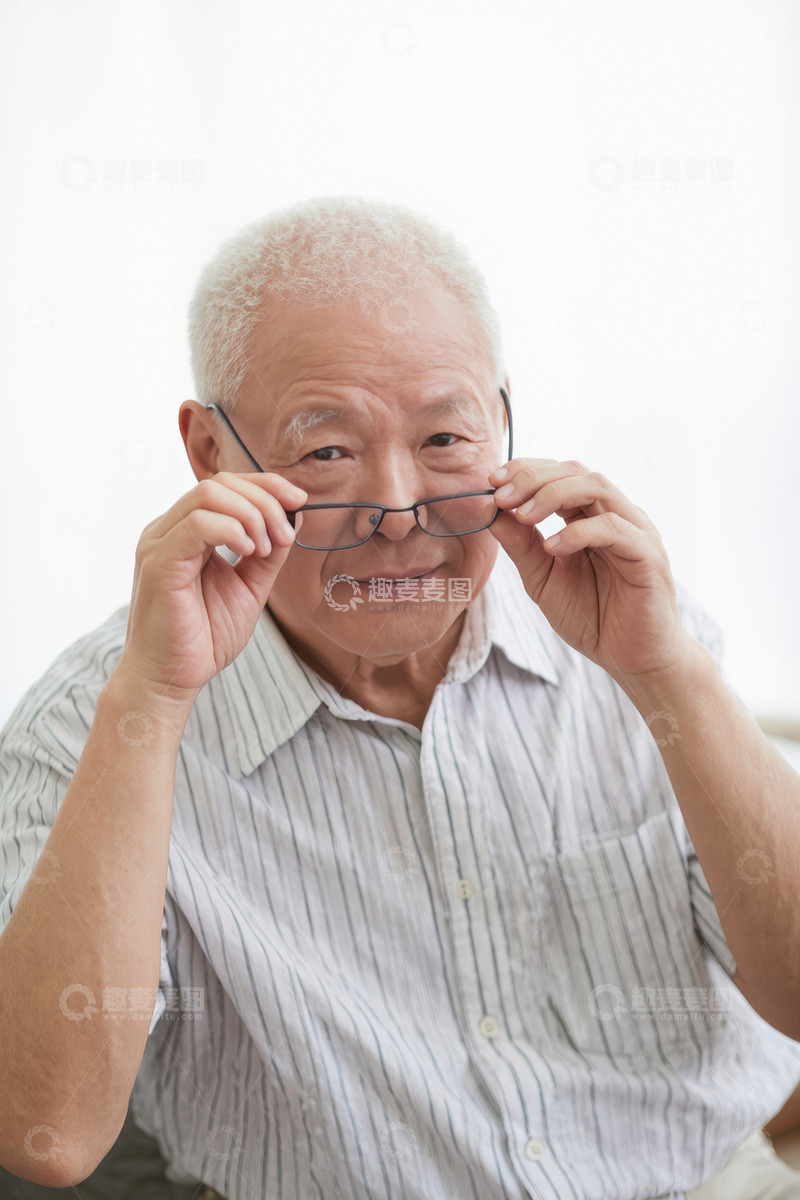高清大图下载【趣麦麦图】头发花白的老人他穿着浅色条纹衬衫正双手扶着眼镜面带微笑地看向镜头