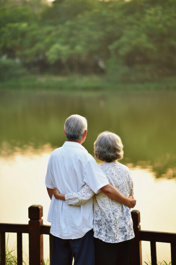一对老年夫妻在湖边的温馨场景2