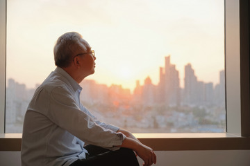 而老爷爷的背影却透着一丝孤独仿佛在沉思或回忆着什么整个画面给人一种宁静又略带忧伤的感觉