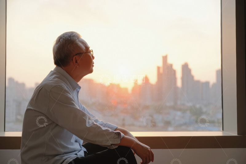 高清大图下载【趣麦麦图】-而老爷爷的背影却透着一丝孤独仿佛在沉思或回忆着什么整个画面给人一种宁静又略带忧伤的感觉