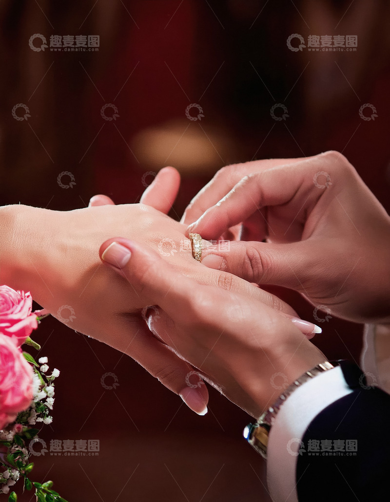 高清大图下载【趣麦麦图】-一只手正将戒指缓缓戴上