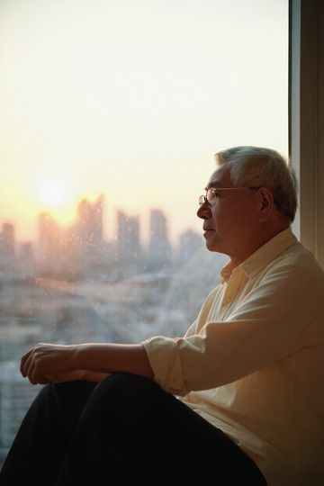 而老爷爷的背影却透着一丝孤独仿佛在沉思或回忆着什么整个画面给人一种宁静又略带忧伤的感觉1