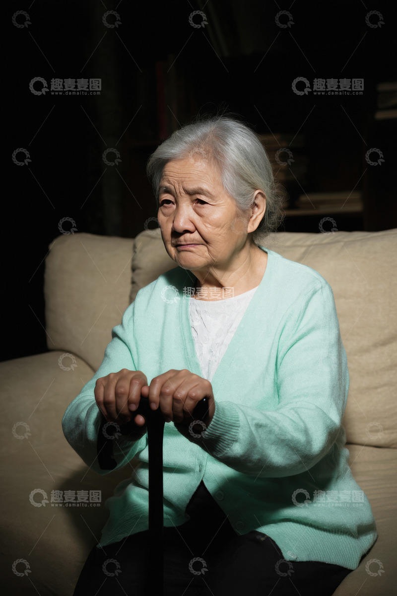 一位头发花白的老奶奶她穿着浅绿色的毛衣独自坐在沙发上双手握着拐杖神情略显落寞背景较暗突出了老奶奶的孤独感仿佛在诉说着老年人独自在家的寂寞时光1