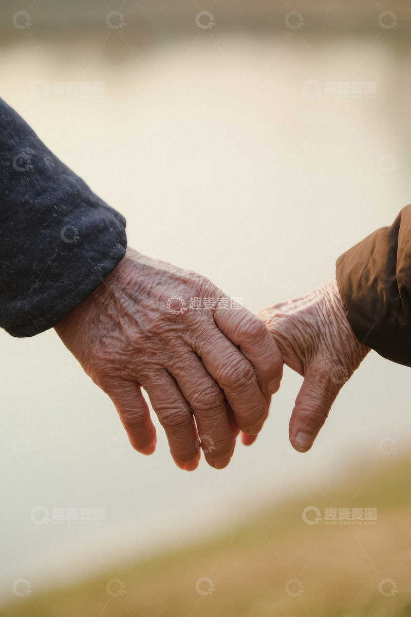 高清大图下载【趣麦麦图】两只手紧紧相握的温馨画面从手部的皮肤纹理和关节形态可以看出这是一对老年夫妻的手