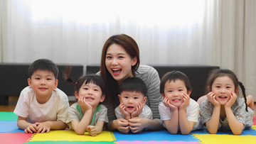 女士孩童合照用于亲子宣传