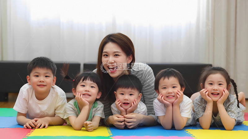 女士孩童合照用于亲子宣传