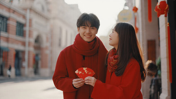 新年中国风拜年的情侣摄影