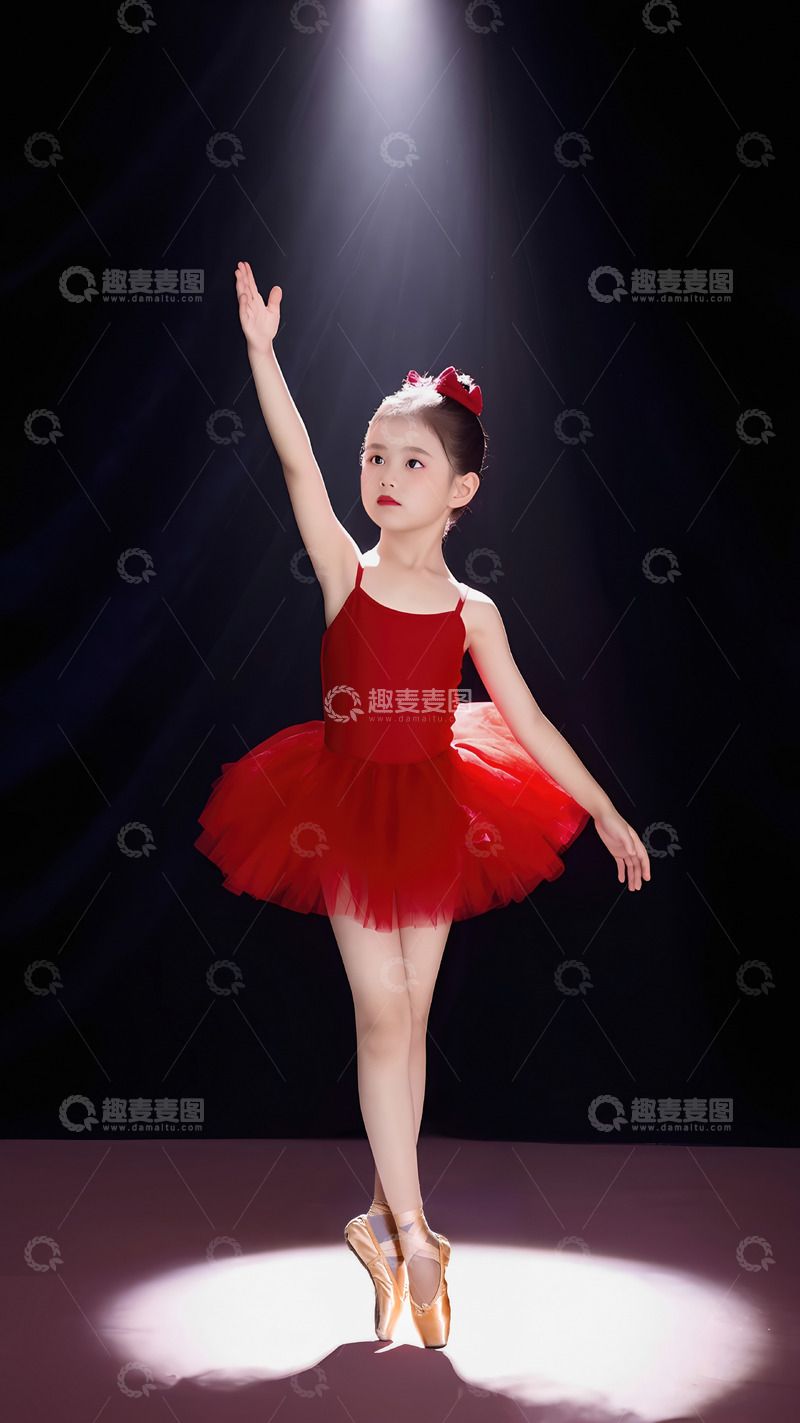 高清大图下载【趣麦麦图】一个小女孩身着红色芭蕾舞裙，头戴红色发饰，单腿稳稳站立，另一条腿优雅地向后抬起，一只手臂高高扬起，在舞台聚光灯的照射下，正专注且投入地表演芭蕾舞。