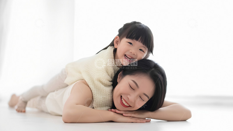 高清大图下载【趣麦麦图】一位女士趴在地上，面带微笑，双眼轻闭，显得十分放松愉悦1