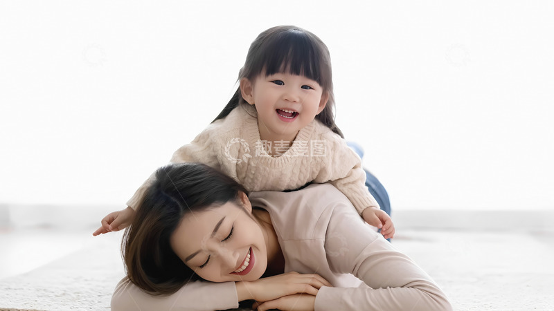 高清大图下载【趣麦麦图】-一位女士趴在地上，面带微笑，双眼轻闭，显得十分放松愉悦