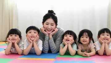 女士孩童合照用于亲子宣传1