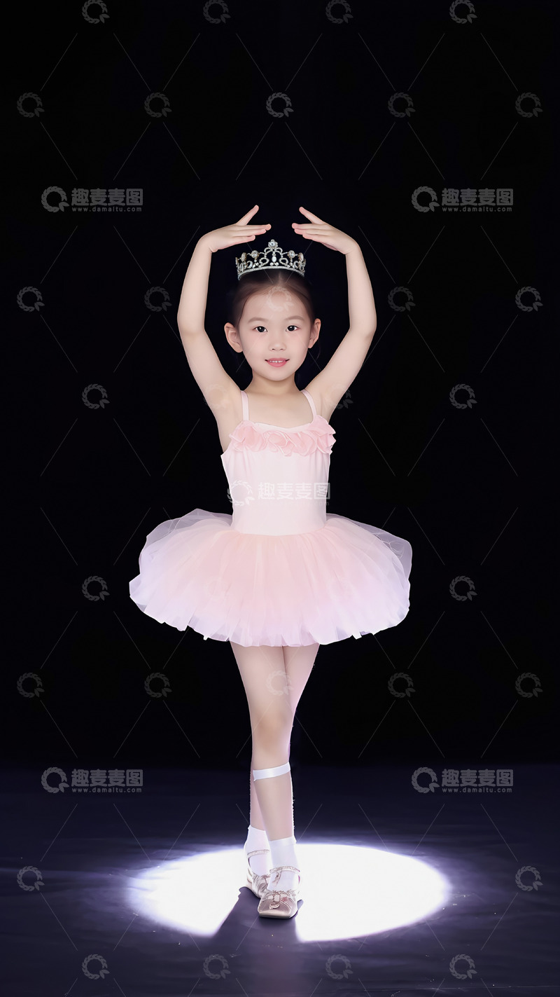 高清大图下载【趣麦麦图】一个小女孩身着粉色芭蕾舞裙，头戴皇冠，双脚呈芭蕾舞站姿，双手优雅地举过头顶，站在圆形光斑中，背景为黑色，整体画面凸显出小女孩的优雅与灵动。