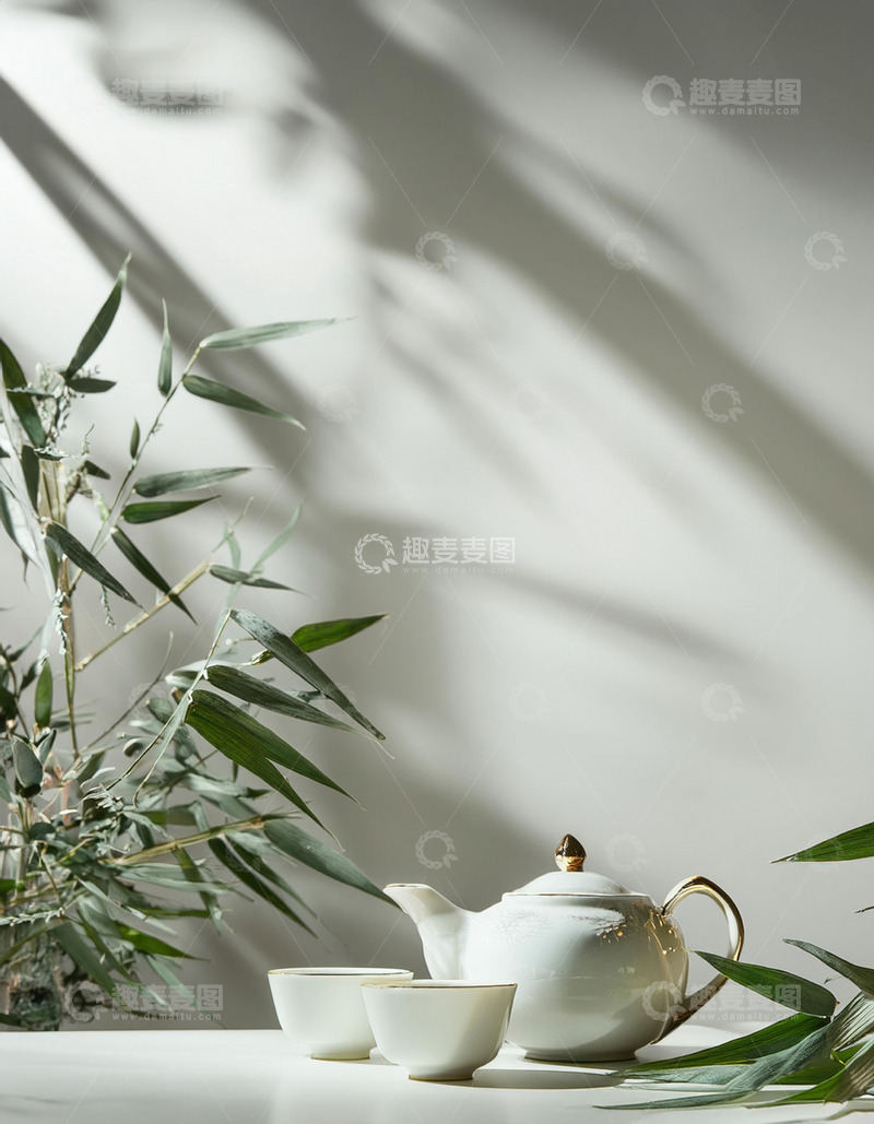 高清大图下载【趣麦麦图】精美的白色茶具，包括茶壶和茶杯。茶具上有精致的花纹装饰，旁边摆放着翠绿的竹叶，背景是光影交错的灰色幕布，营造出一种典雅1
