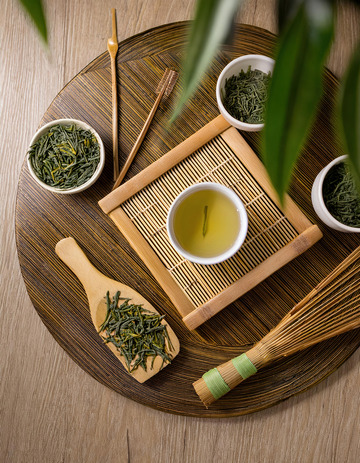 泡茶场景，画面中有白色的茶壶，茶杯，搭配木质茶盘，茶盘上摆放着茶叶，茶勺等1