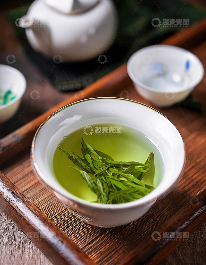 深色茶盘上摆放着白色的茶壶1