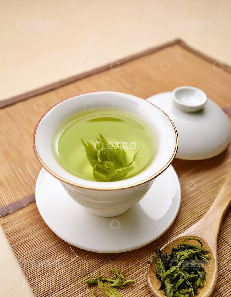 高清大图下载【趣麦麦图】白色的茶壶，茶杯和茶托，杯中盛有泡开的绿茶，茶叶在茶汤中舒展开来，色泽嫩绿