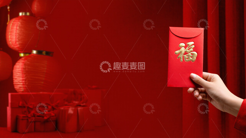 高清大图下载【趣麦麦图】-新年红色手拿红包摄影图