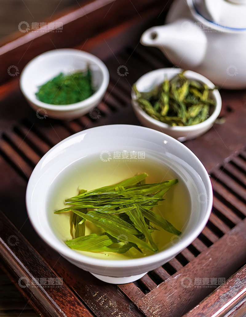 高清大图下载【趣麦麦图】-深色茶盘上摆放着白色的茶壶