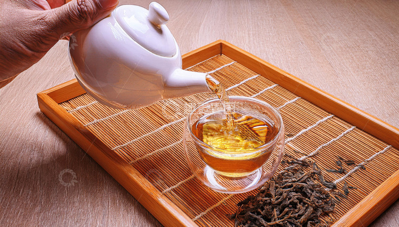 高清大图下载【趣麦麦图】，一只手正拿着白色茶壶往玻璃杯中倒红茶3