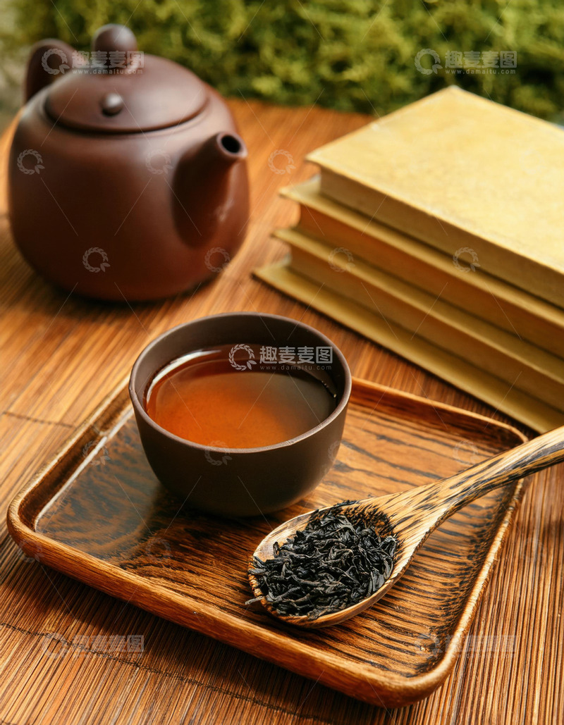 高清大图下载【趣麦麦图】古朴的紫砂壶和茶杯放置在木制托盘上，旁边有装着红茶茶叶的木勺，营造出一种传统2
